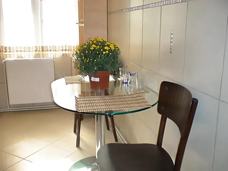 Apartament de inchiriere Sector 1 Bucuresti masa cu flori
